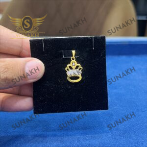 QUEEN'S CHARM PENDANT