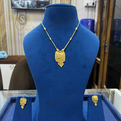ORNATE GOLD PENDANT NECKLACE SET