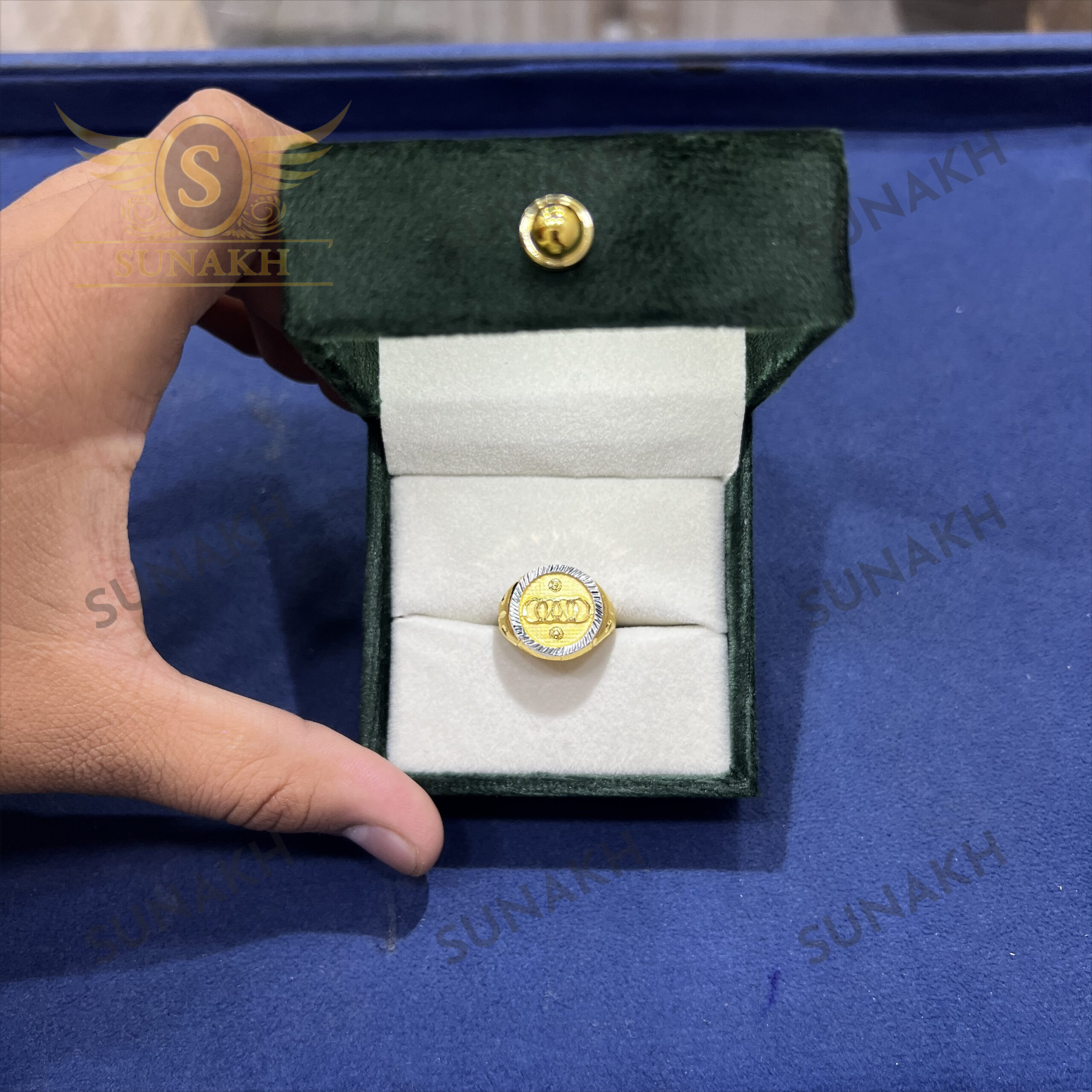 GOLD SIGNET MERCEDES RING