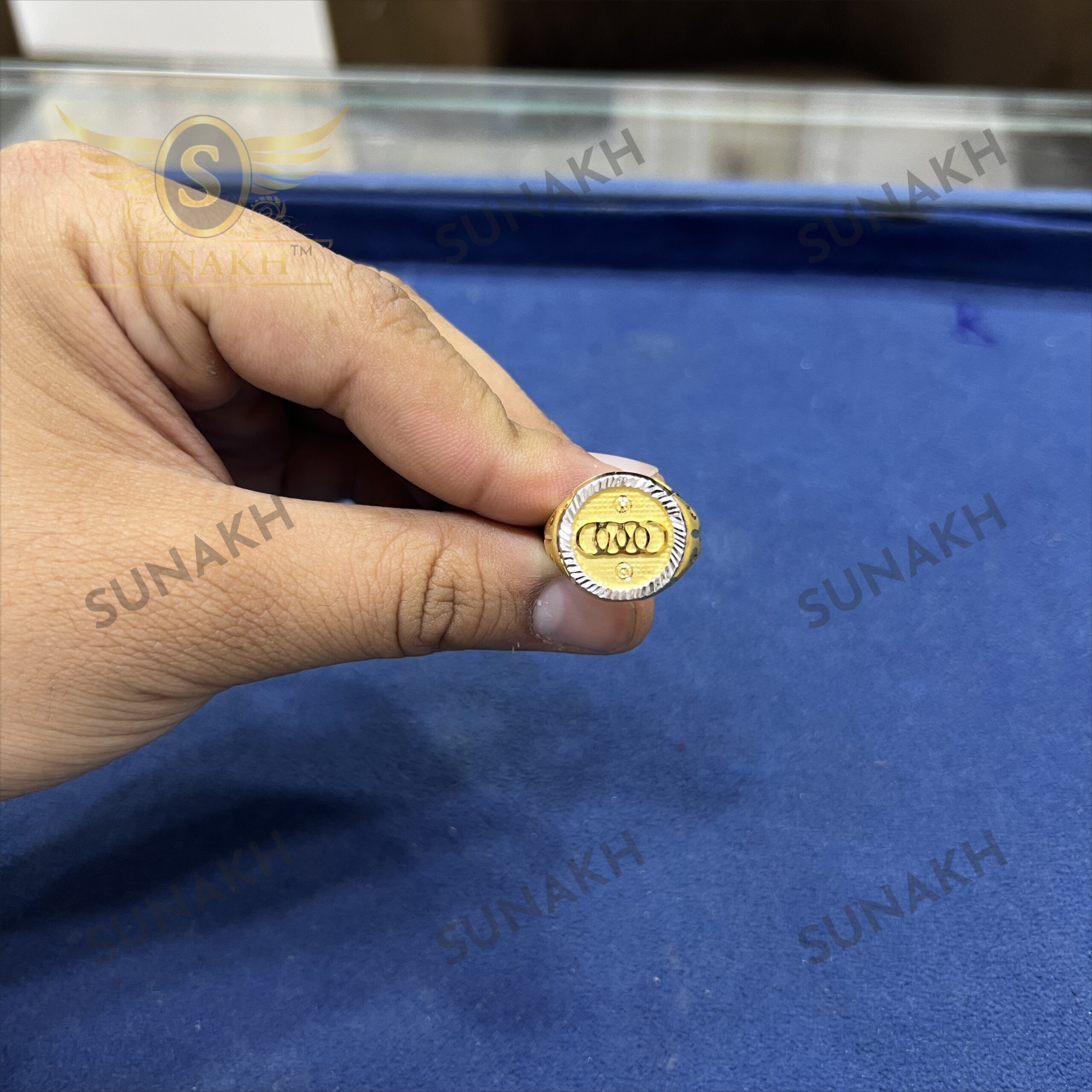 GOLD SIGNET MERCEDES RING - Image 2