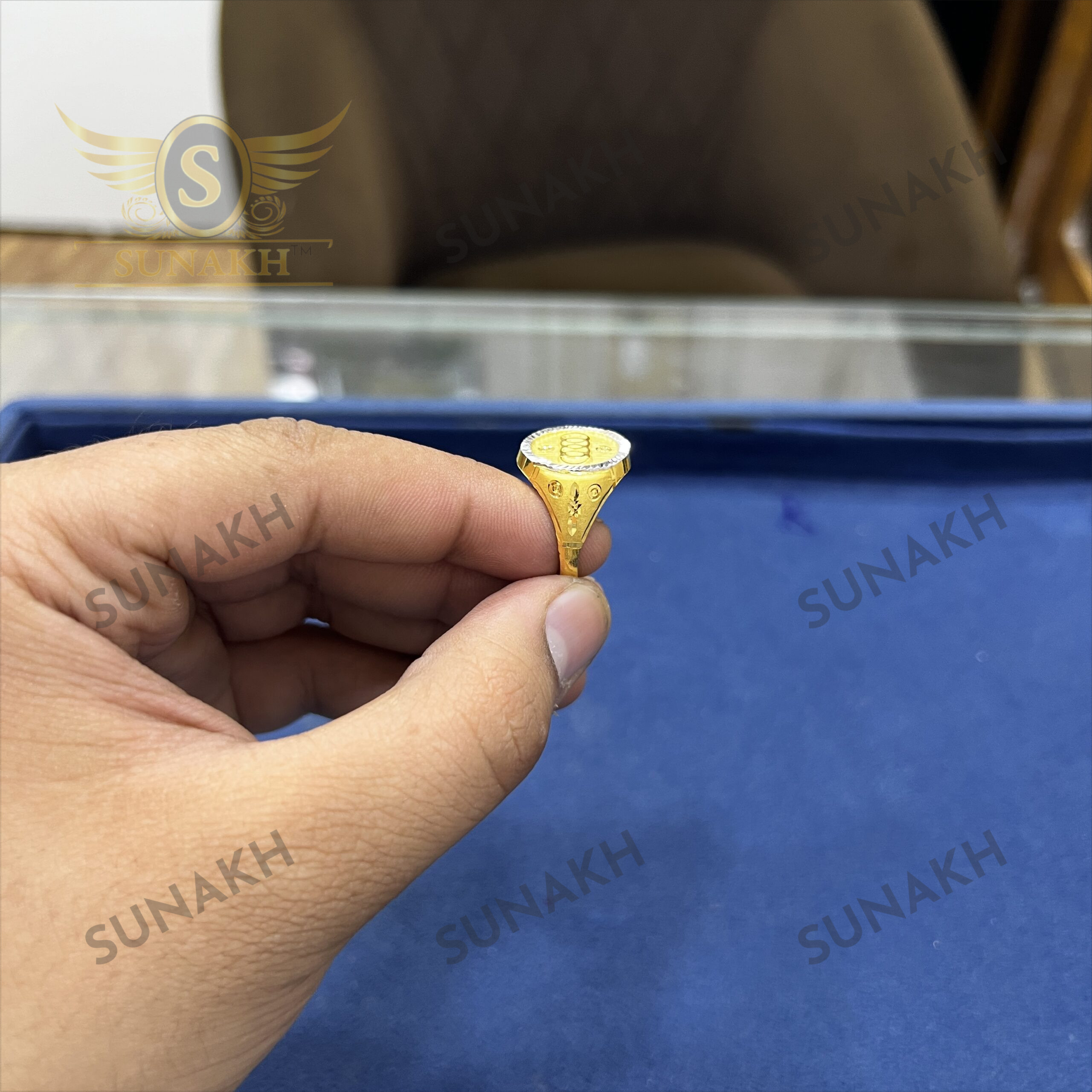 GOLD SIGNET MERCEDES RING - Image 4
