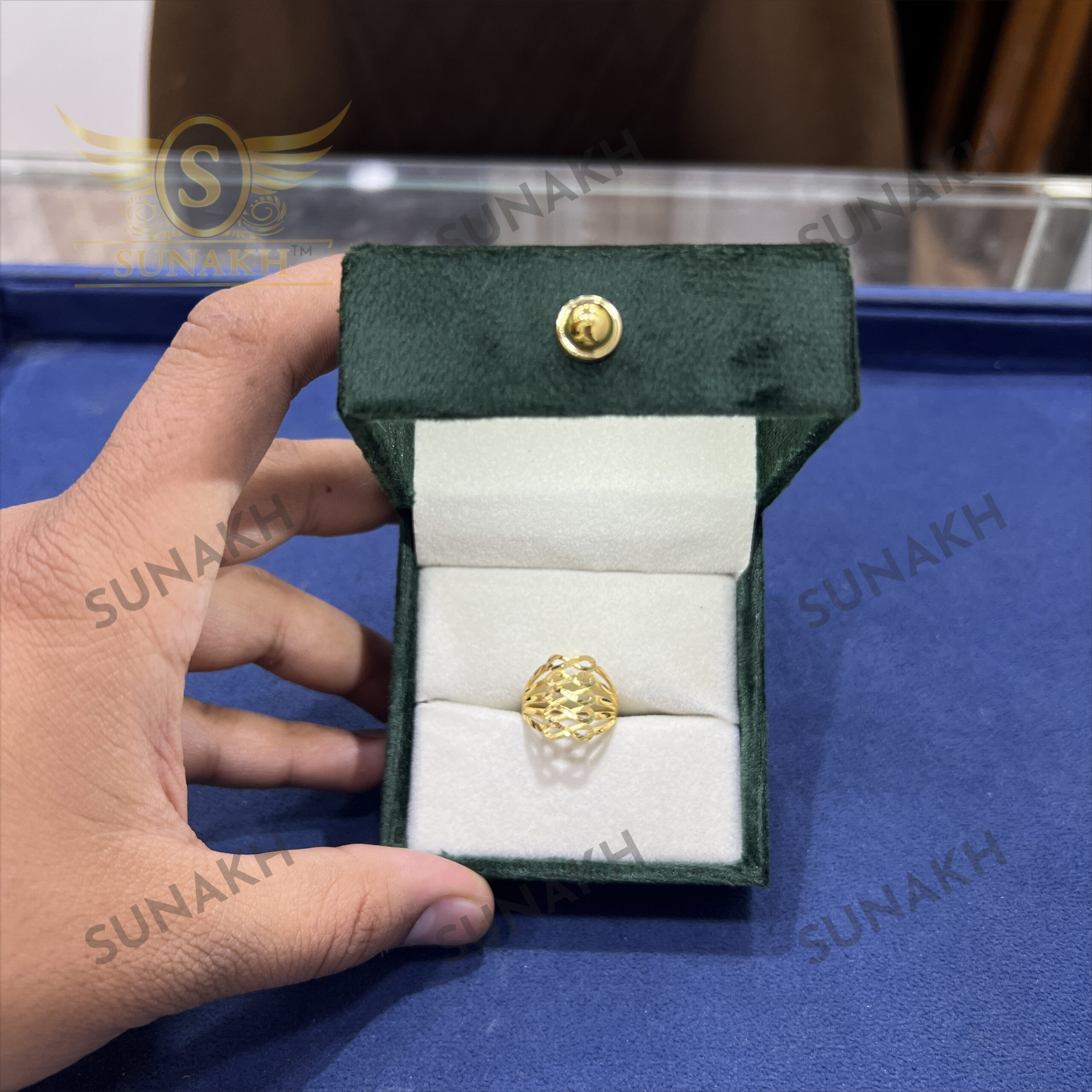 LIGHT WEIGHT GOLD FLORAL RING