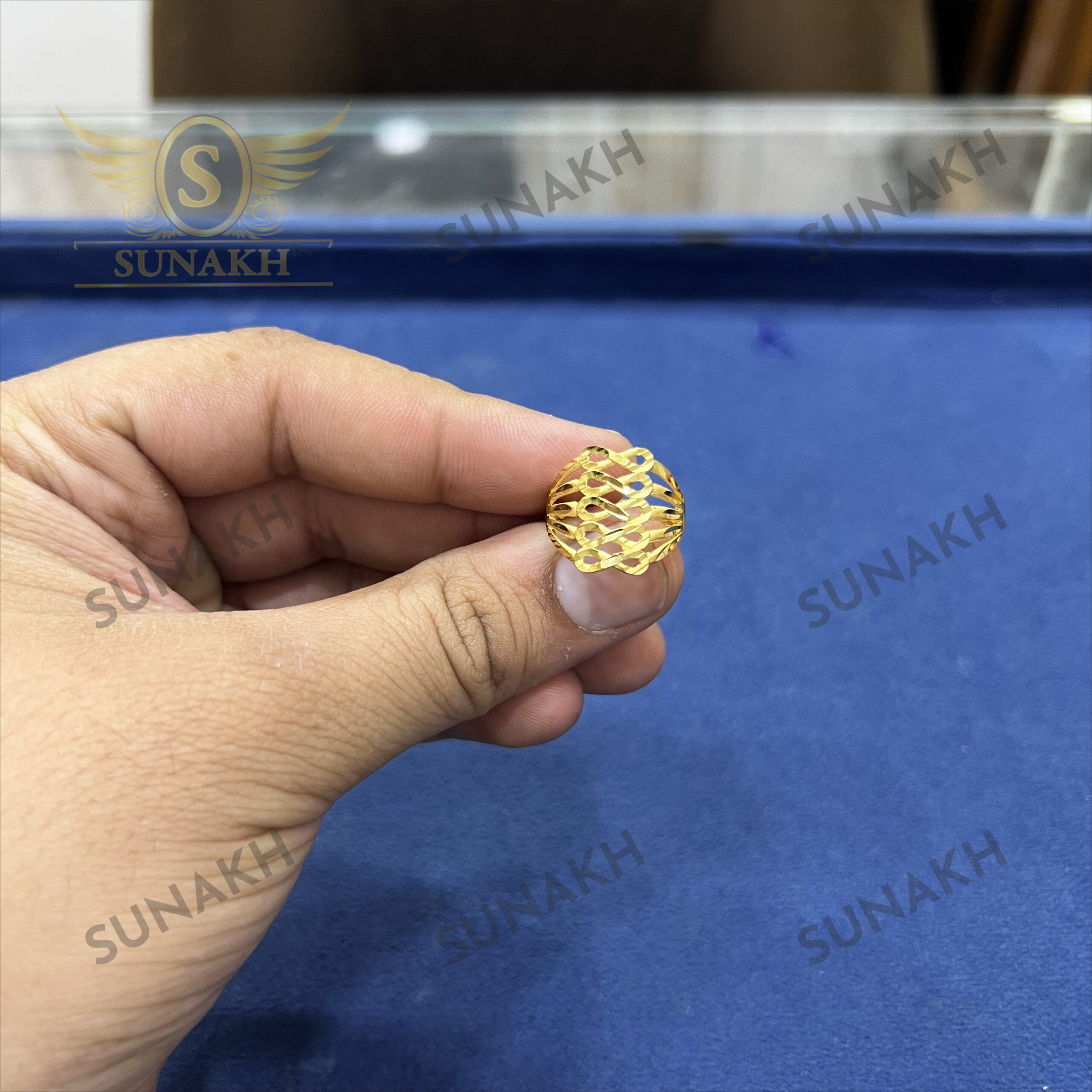 LIGHT WEIGHT GOLD FLORAL RING - Image 2