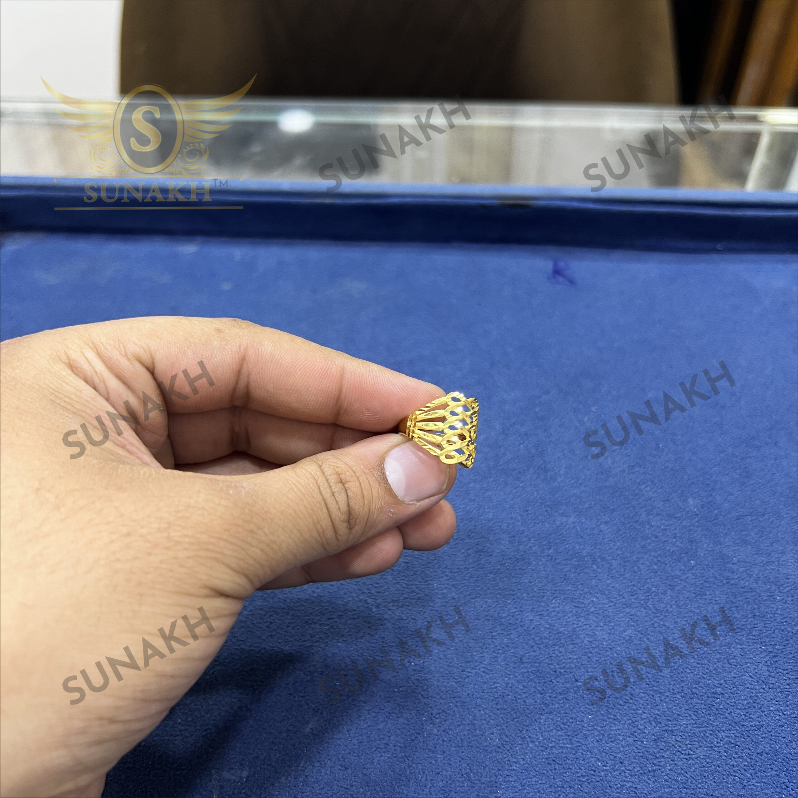 LIGHT WEIGHT GOLD FLORAL RING - Image 3
