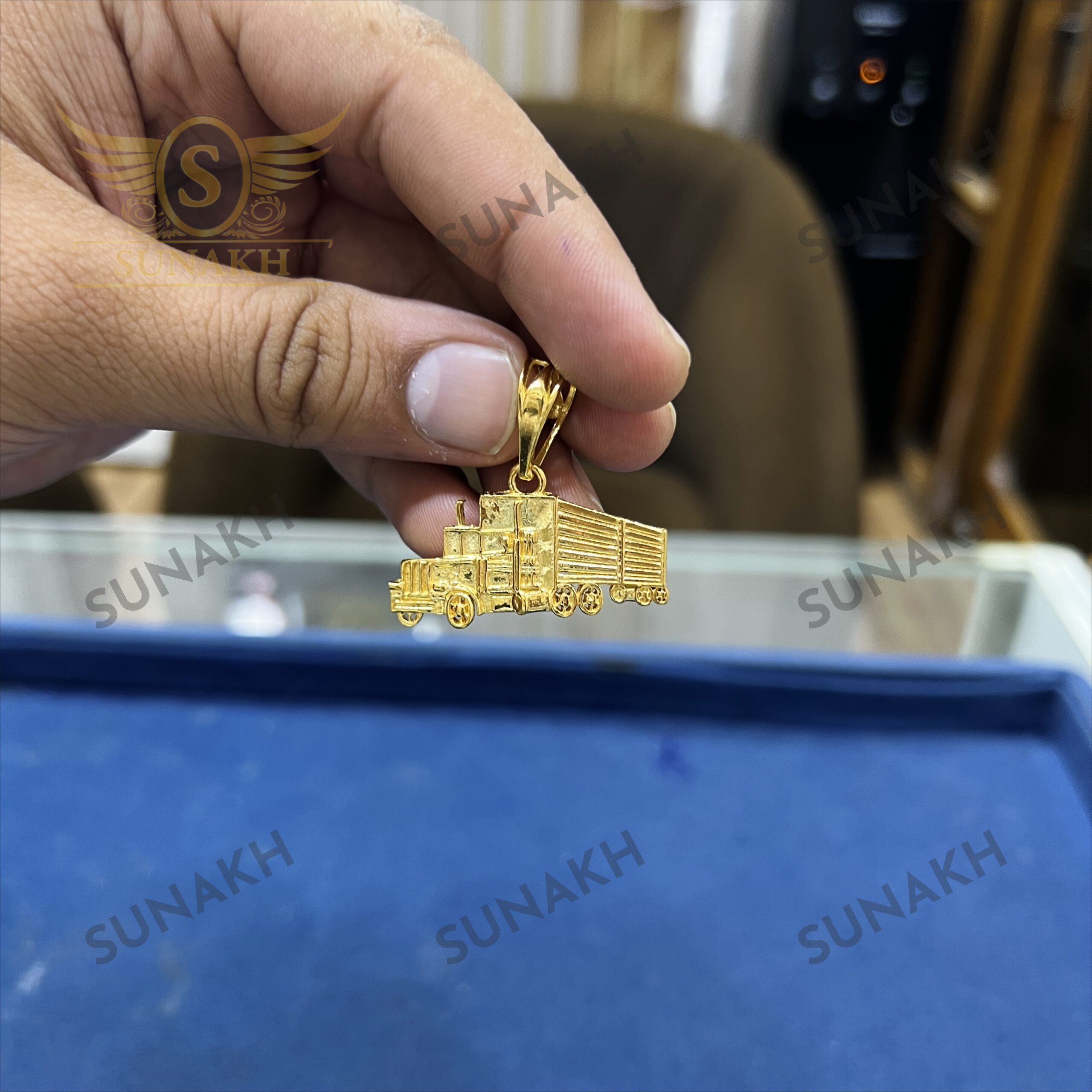 GOLD TRAIN PENDANT - Image 3