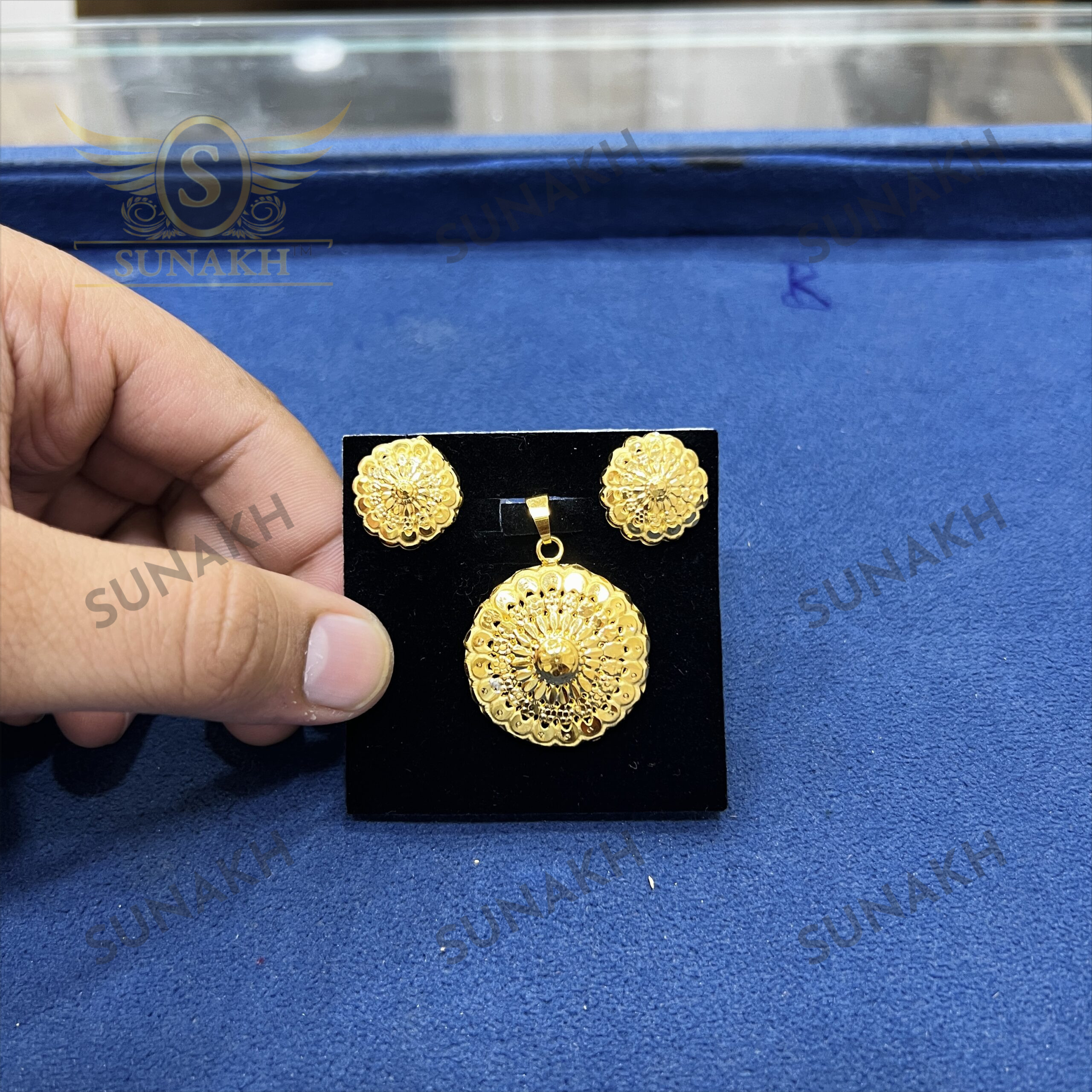 GOLD PLATED ROUND PENDANT & EARINGS SET - Image 2