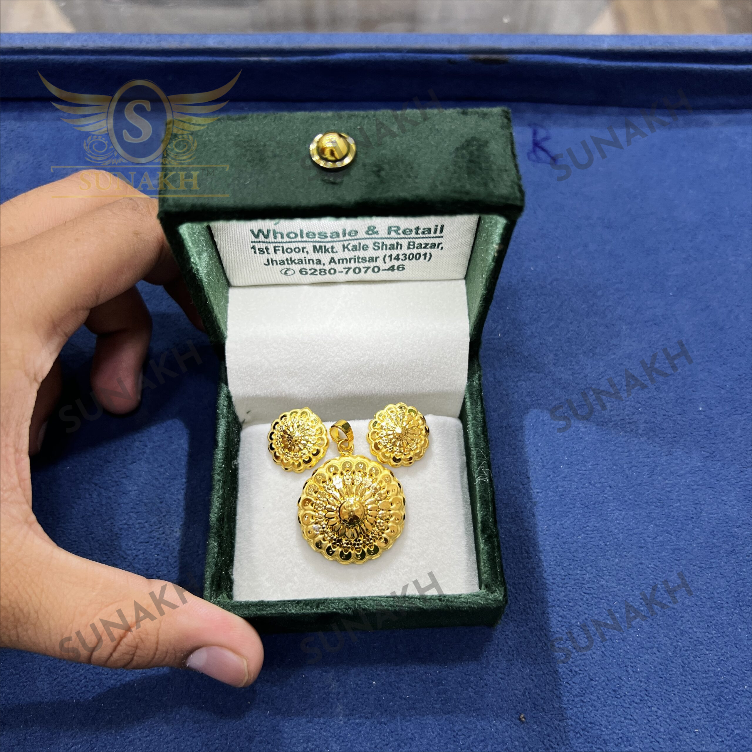 GOLD PLATED ROUND PENDANT & EARINGS SET