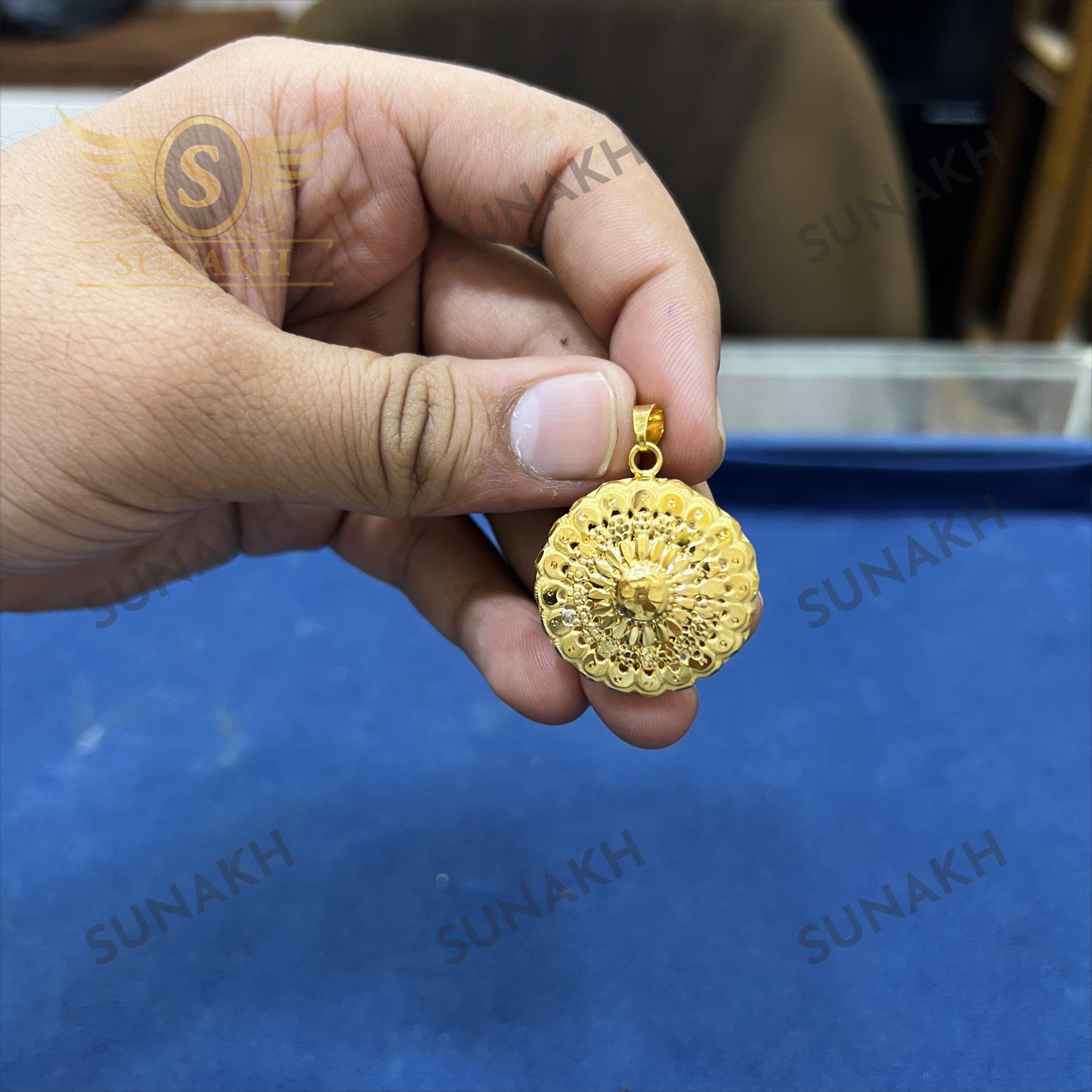 GOLD PLATED ROUND PENDANT & EARINGS SET - Image 3