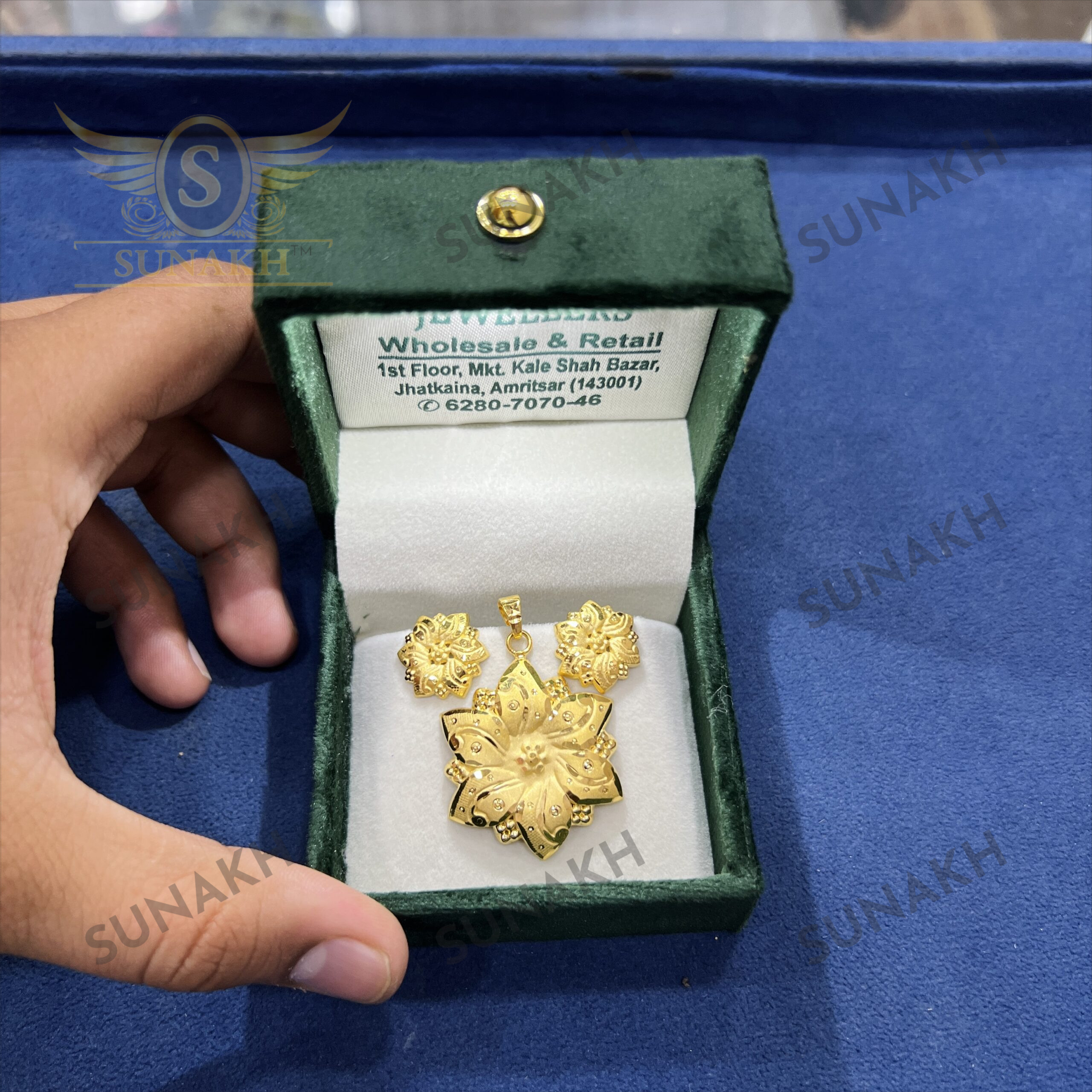 GOLD PLATED STAR PENDANT & EARINGS SET