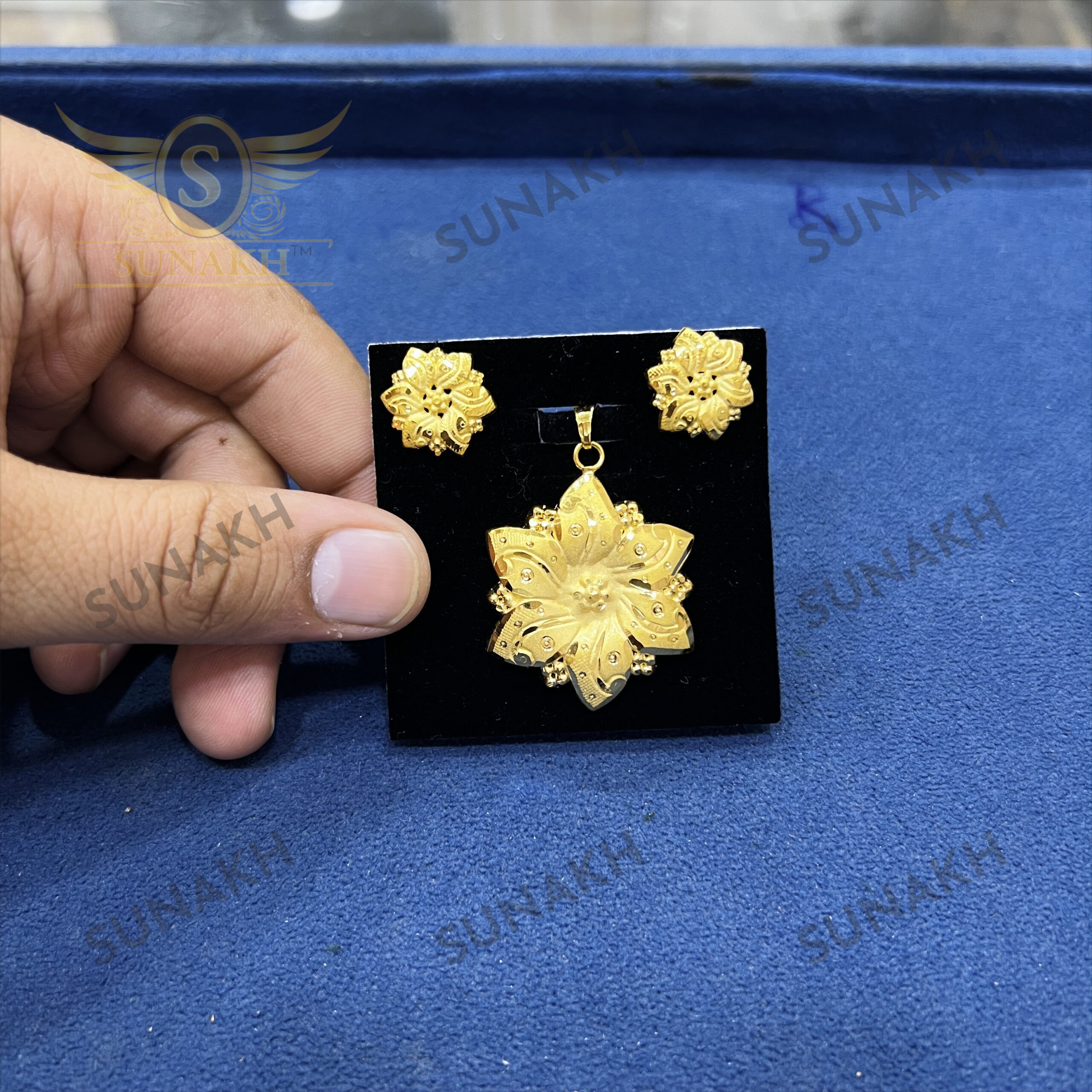 GOLD PLATED STAR PENDANT & EARINGS SET - Image 2