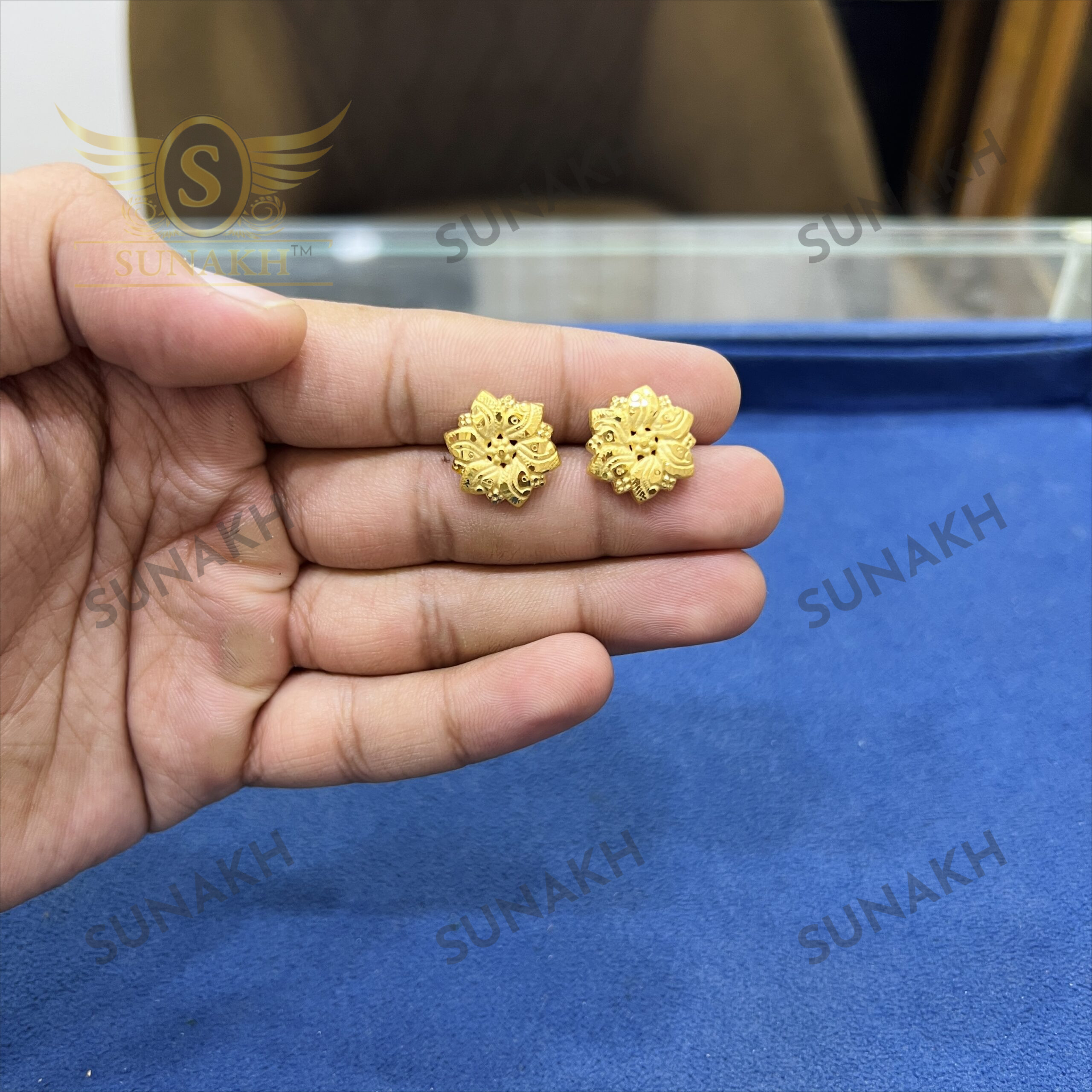 GOLD PLATED STAR PENDANT & EARINGS SET - Image 4