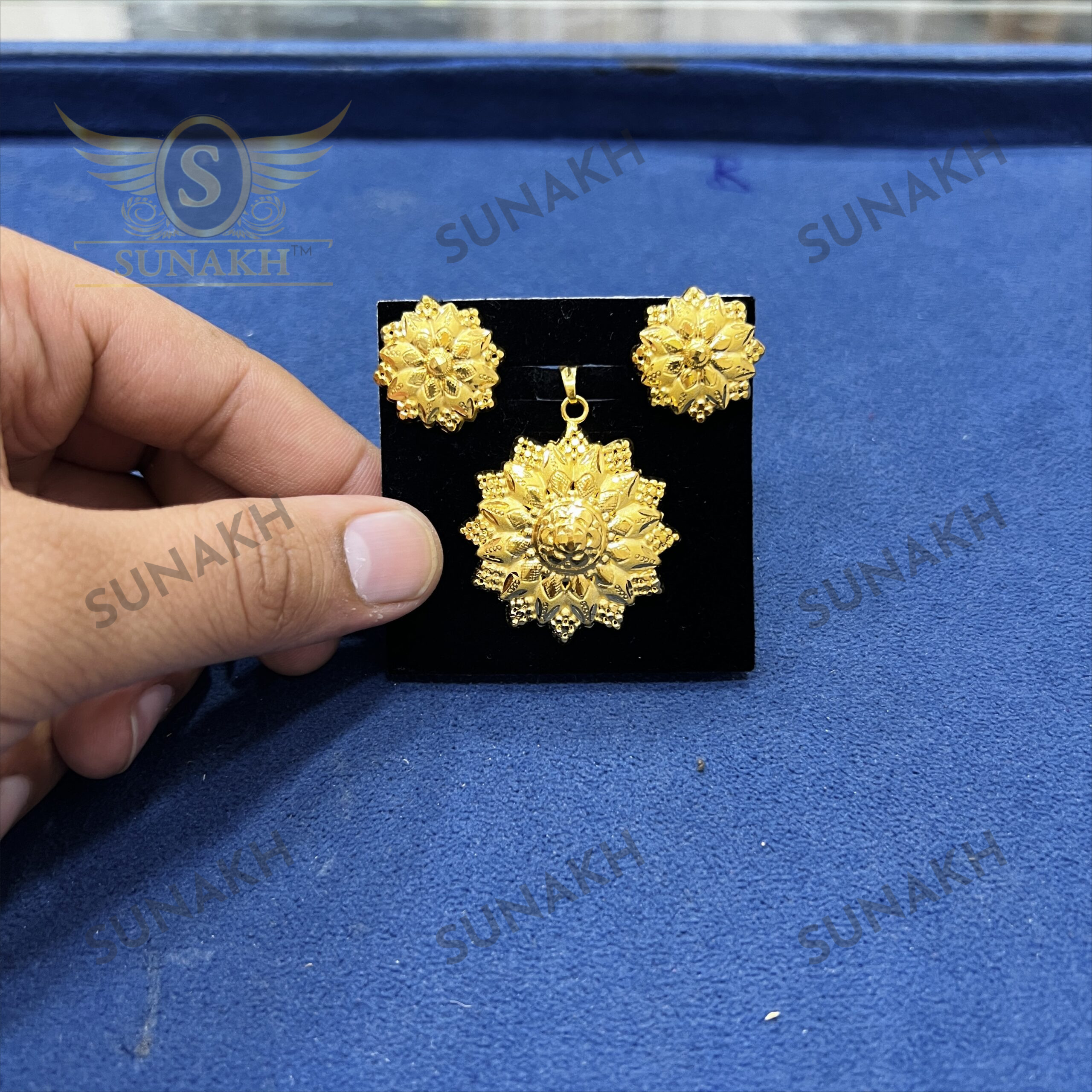 GOLDEN SUNBURST PENDANT SET - Image 2