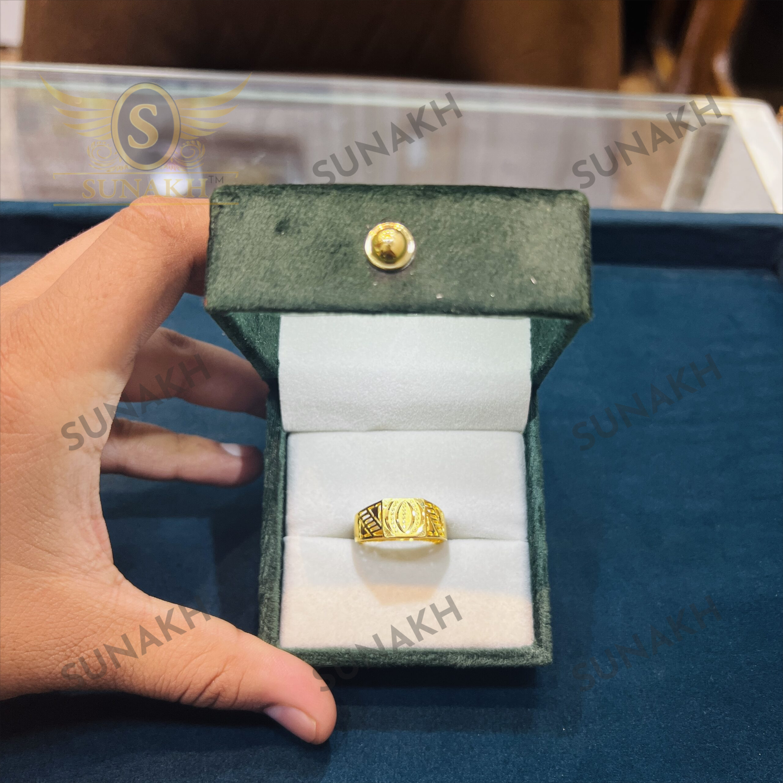 URBAN EDGE SIGNET RING
